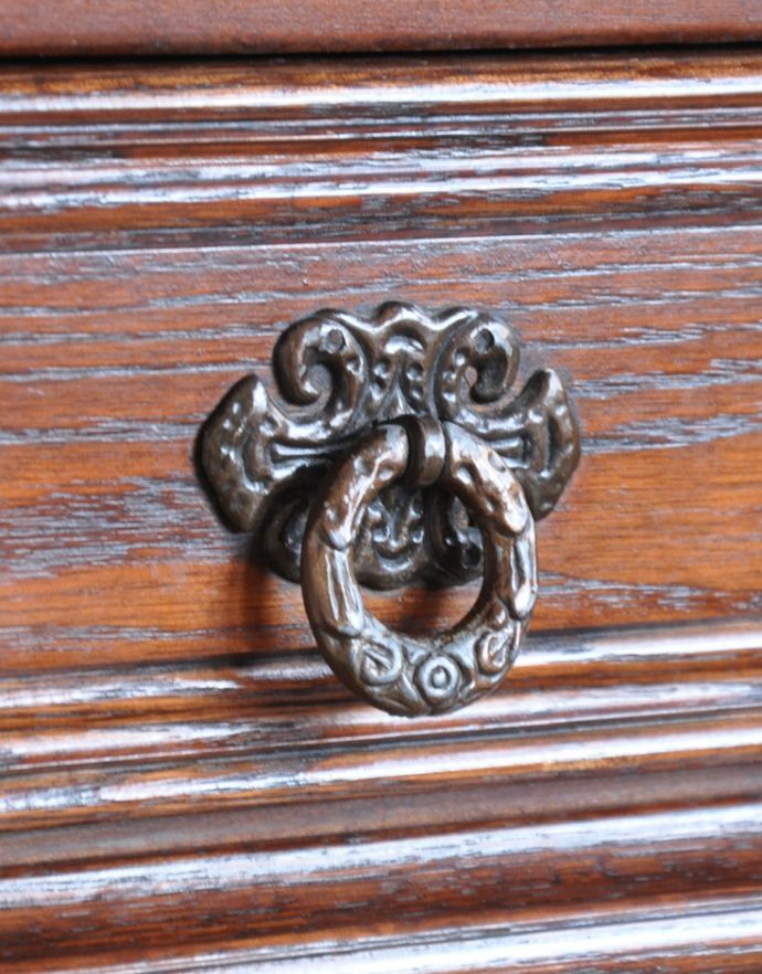 アンティークのキャビネット アンティーク家具 重厚感あるアンティークの英国家具、装飾がとっても美しいカップボード。味わい深い取っ手から、時間の流れを感じることができます。(j-1636-f)