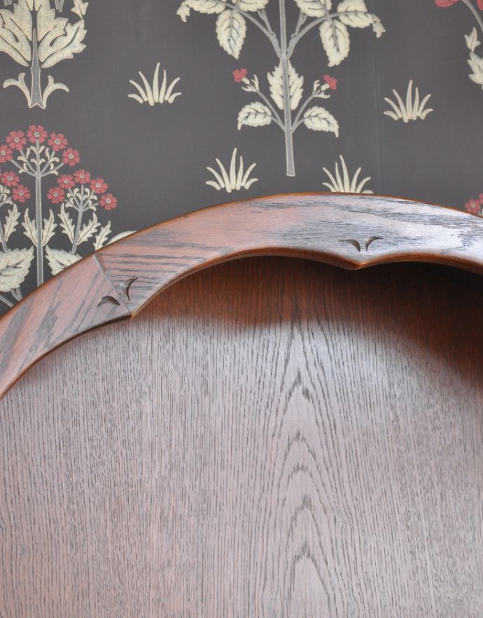 アンティークのキャビネット アンティーク家具 重厚感あるアンティークの英国家具、装飾がとっても美しいカップボード。隅々まで凝っていて嬉しいですね。(j-1636-f)