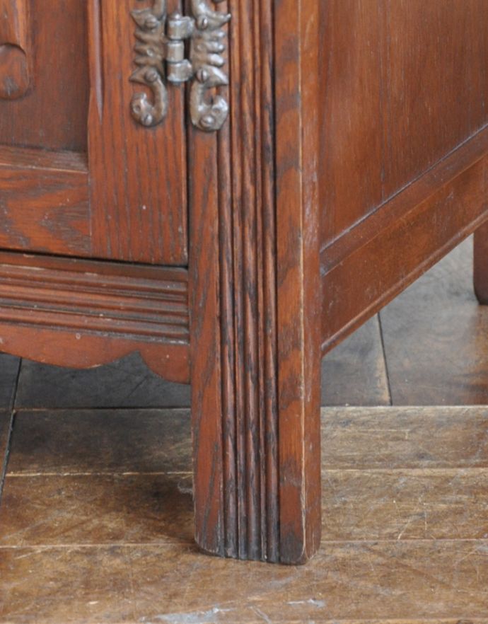 アンティークのキャビネット アンティーク家具 重厚感あるアンティークの英国家具、装飾がとっても美しいカップボード。安定感のある脚がしっかり支えます。(j-1636-f)