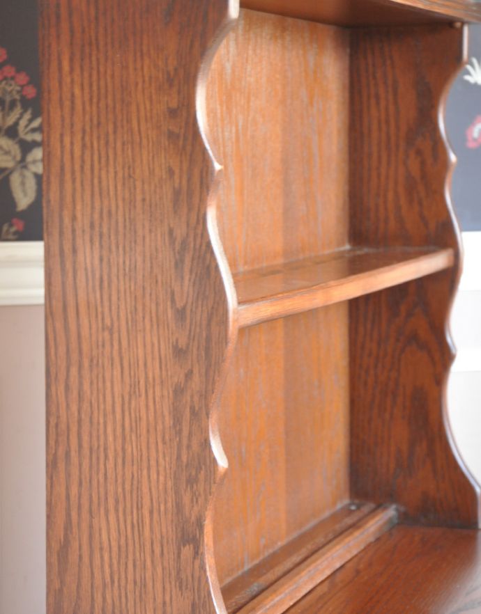 アンティークのキャビネット アンティーク家具 重厚感あるアンティークの英国家具、装飾がとっても美しいカップボード。可愛らしい雑貨も大人っぽい雑貨も。(j-1636-f)