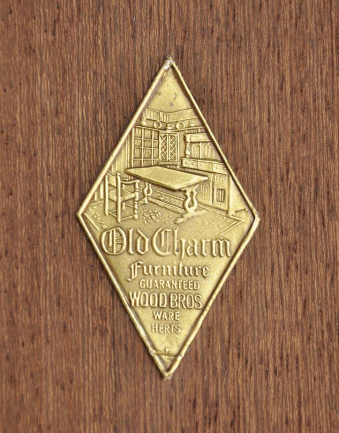 アンティークのキャビネット アンティーク家具 重厚感あるアンティークの英国家具、装飾がとっても美しいカップボード。Old charmのタグが残っていました。(j-1636-f)