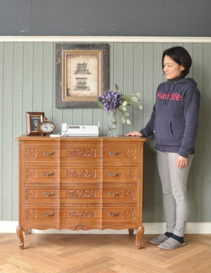 アンティークのチェスト　アンティーク家具　南仏プロヴァンスのアンティーク家具、綺麗な４段チェスト。高級感があって女性らしい優しい曲線。(j-1637-f)