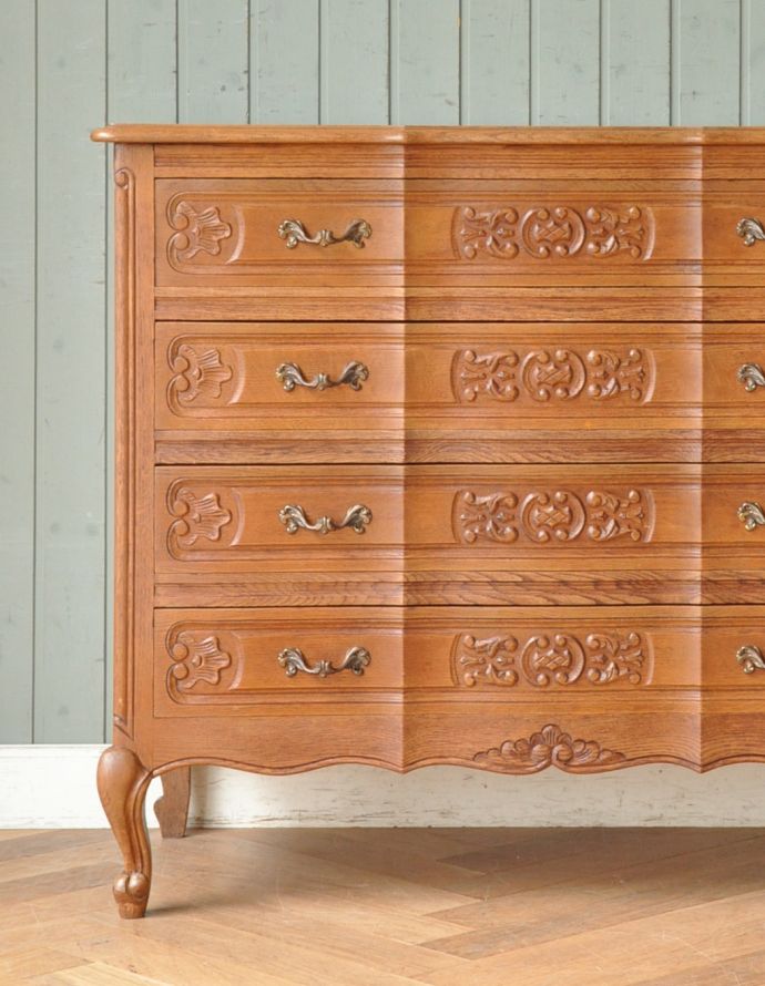 アンティークのチェスト　アンティーク家具　南仏プロヴァンスのアンティーク家具、綺麗な４段チェスト。リビングではメモ、リモコン、筆記用具など近くに置いておきたいものを収納しておけばとっても便利ですよ。(j-1637-f)