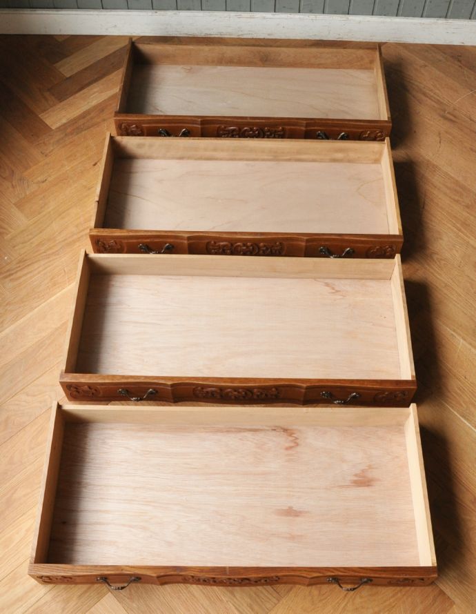 アンティークのチェスト　アンティーク家具　南仏プロヴァンスのアンティーク家具、綺麗な４段チェスト。引き出しは全部で４杯。(j-1637-f)