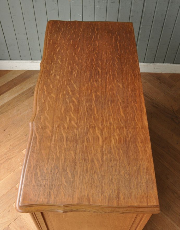 アンティークのチェスト　アンティーク家具　南仏プロヴァンスのアンティーク家具、綺麗な４段チェスト。天板も木目がとってもキレイです。(j-1637-f)