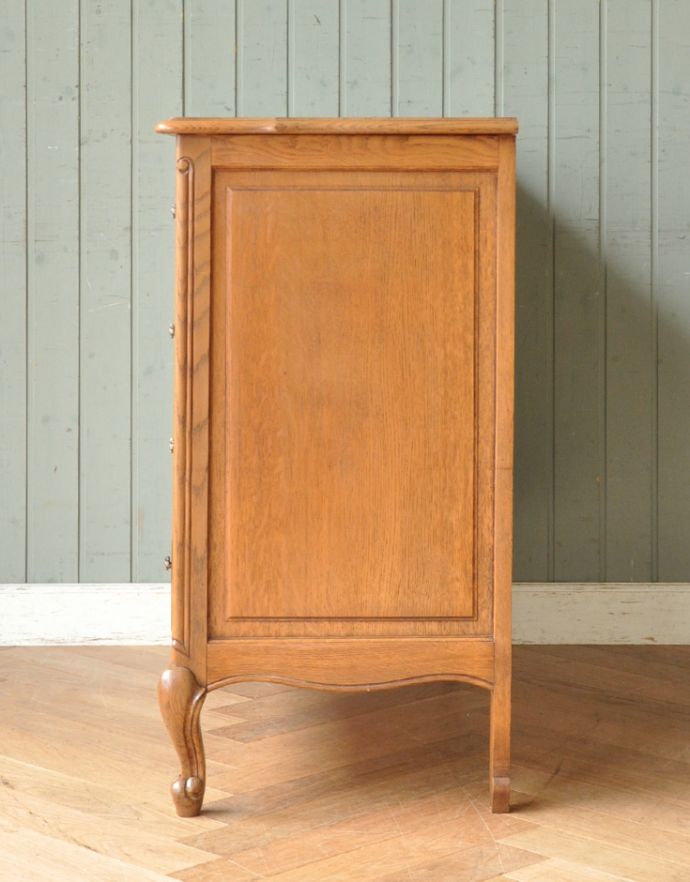 アンティークのチェスト　アンティーク家具　南仏プロヴァンスのアンティーク家具、綺麗な４段チェスト。横から見てもステキです。(j-1637-f)