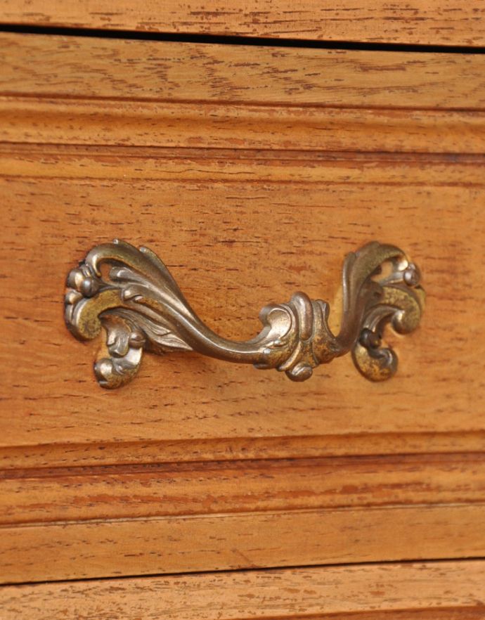 アンティークのチェスト　アンティーク家具　南仏プロヴァンスのアンティーク家具、綺麗な４段チェスト。蔦をモチーフにした優雅な取っ手。(j-1637-f)