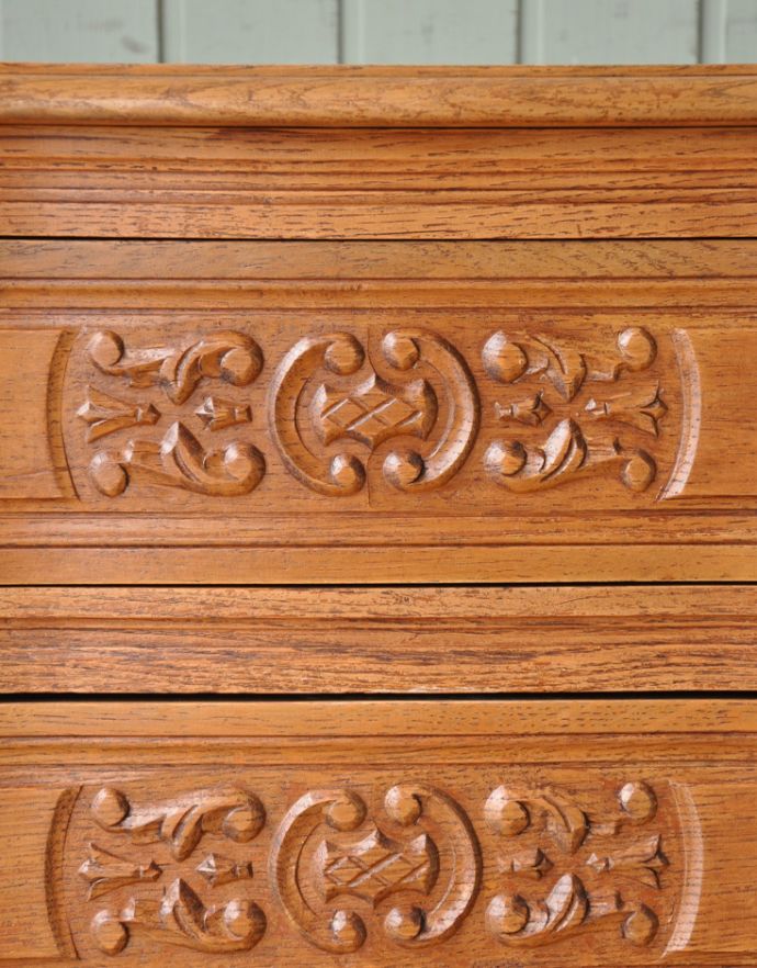 アンティークのチェスト　アンティーク家具　南仏プロヴァンスのアンティーク家具、綺麗な４段チェスト。引き出しの前板には、このようなゴージャスな彫がそれぞれに刻まれています。(j-1637-f)