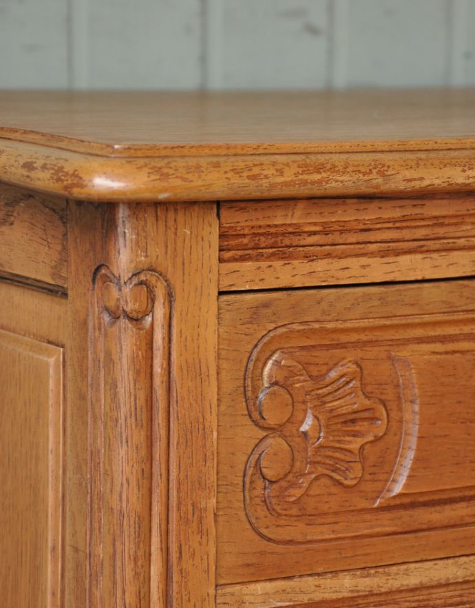 アンティークのチェスト　アンティーク家具　南仏プロヴァンスのアンティーク家具、綺麗な４段チェスト。角が丸く仕上がっているので、小さなお子さまがいるご家庭にも使って頂けます。(j-1637-f)