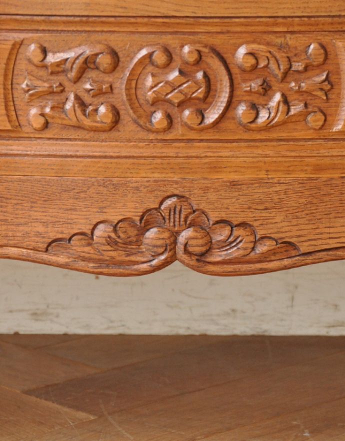 アンティークのチェスト　アンティーク家具　南仏プロヴァンスのアンティーク家具、綺麗な４段チェスト。隅々まで繊細な彫があります。(j-1637-f)