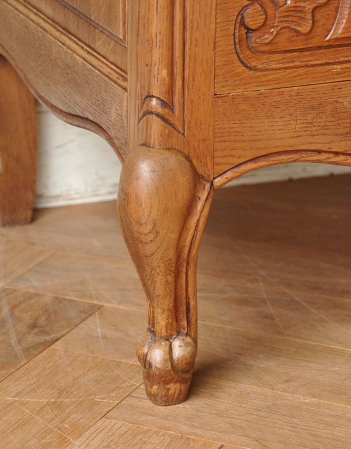 アンティークのチェスト　アンティーク家具　南仏プロヴァンスのアンティーク家具、綺麗な４段チェスト。美しい彫が入った脚先。(j-1637-f)