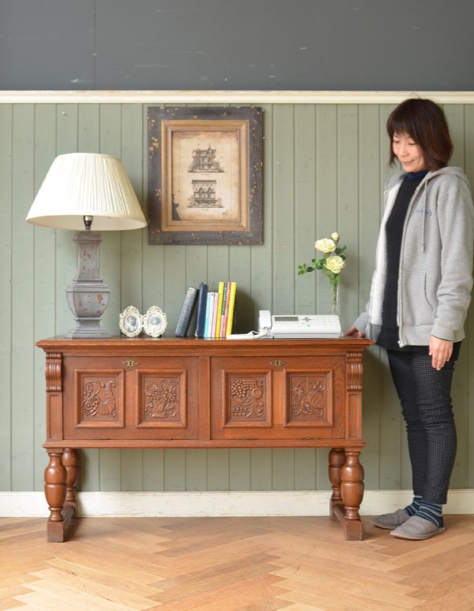 アンティークのキャビネット アンティーク家具 フランスの彫りの装飾が優雅なアンティーク家具、オーク材の木製コファ。リビングで電話などの置き場所として使っても最適です。(j-1638-f)