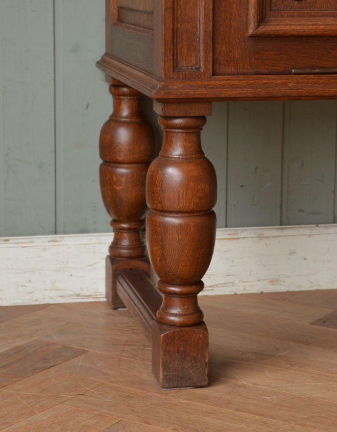 アンティークのキャビネット アンティーク家具 フランスの彫りの装飾が優雅なアンティーク家具、オーク材の木製コファ。安定感のある脚です。(j-1638-f)