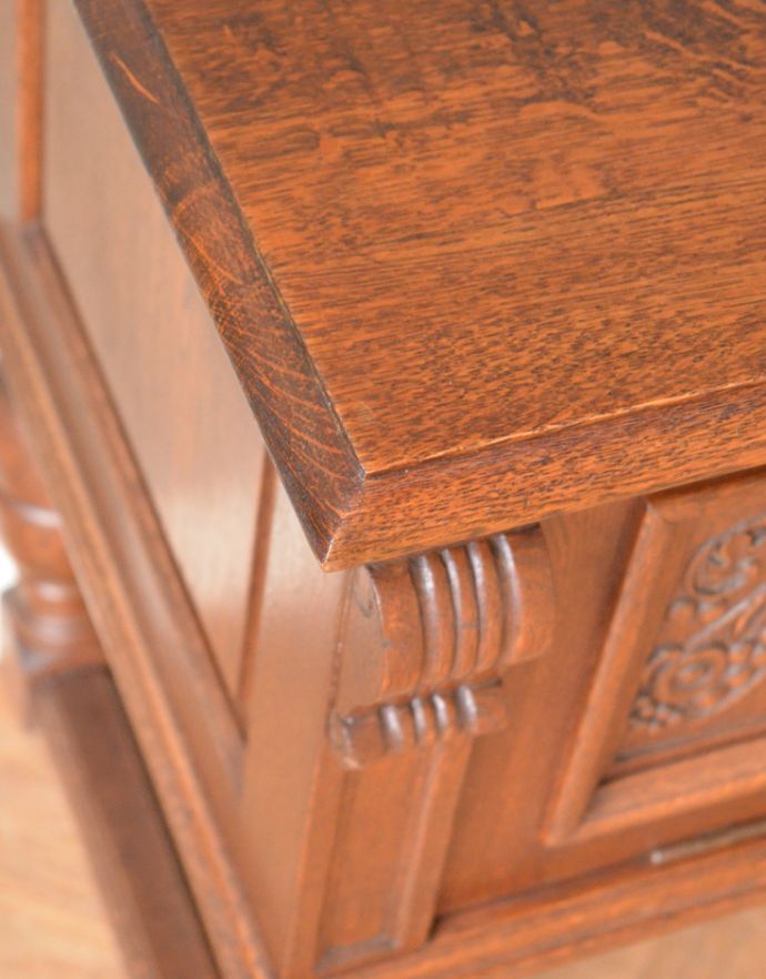 アンティークのキャビネット アンティーク家具 フランスの彫りの装飾が優雅なアンティーク家具、オーク材の木製コファ。角もキレイに仕上がっています。(j-1638-f)