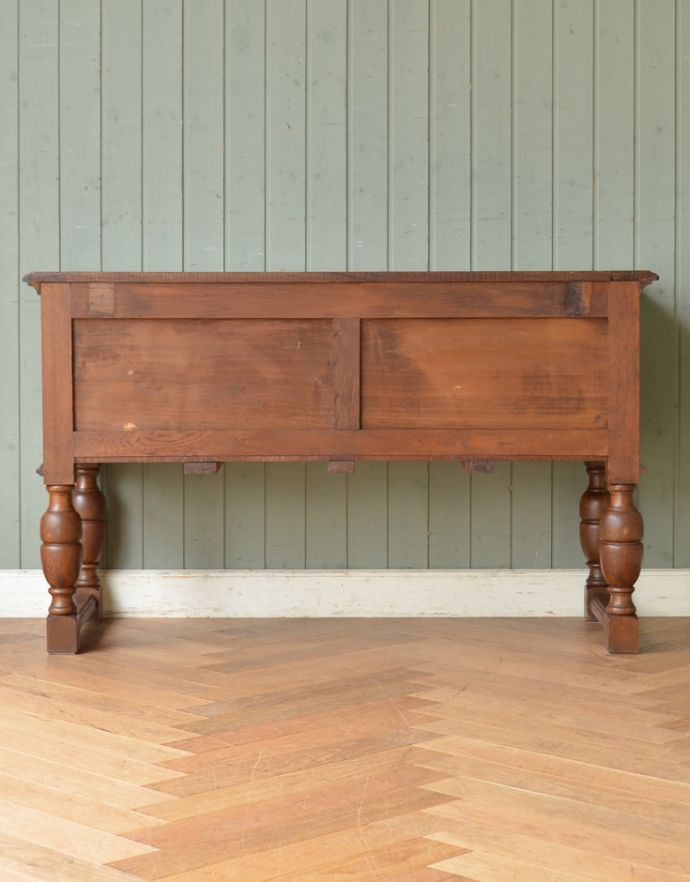 アンティークのキャビネット アンティーク家具 フランスの彫りの装飾が優雅なアンティーク家具、オーク材の木製コファ。きちんとメンテナンスしてあるので、裏側もキレイです。(j-1638-f)