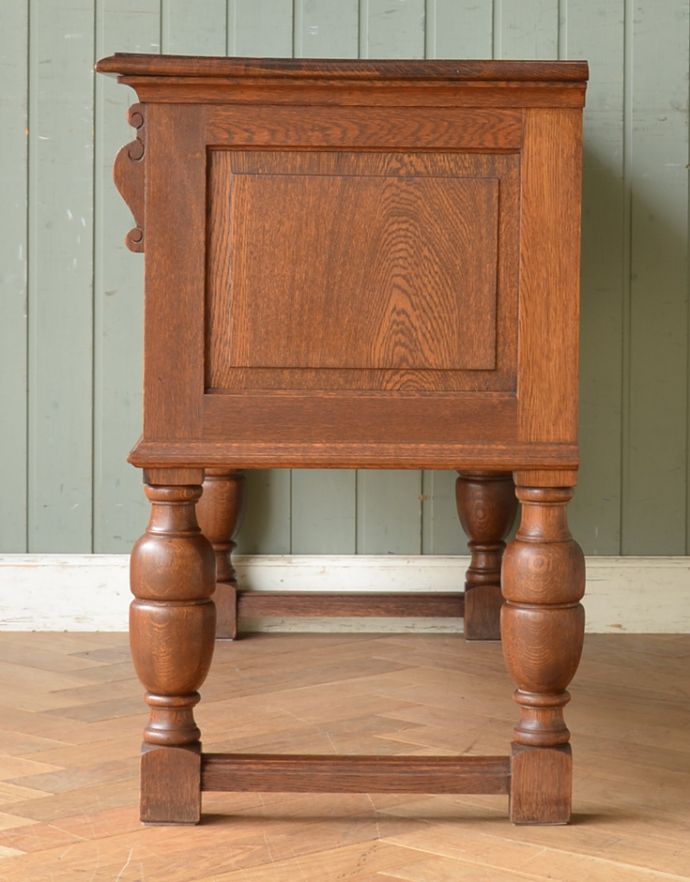 アンティークのキャビネット アンティーク家具 フランスの彫りの装飾が優雅なアンティーク家具、オーク材の木製コファ。サイドから見てもキレイです!どこから見てもかっこいいのでご安心くださいね。(j-1638-f)
