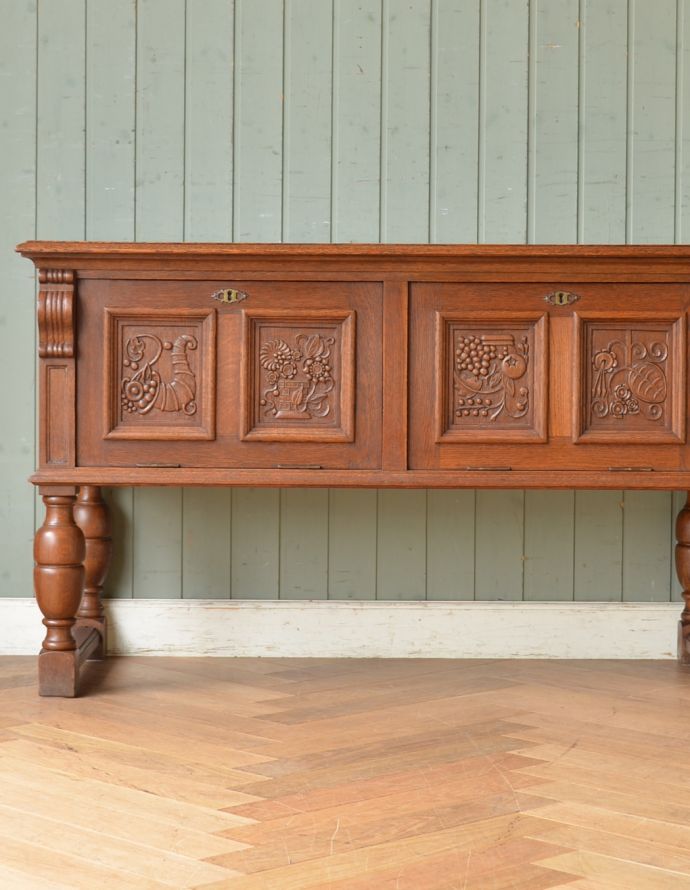 アンティークのキャビネット アンティーク家具 フランスの彫りの装飾が優雅なアンティーク家具、オーク材の木製コファ。繊細な装飾は見とれる程美しいです。(j-1638-f)