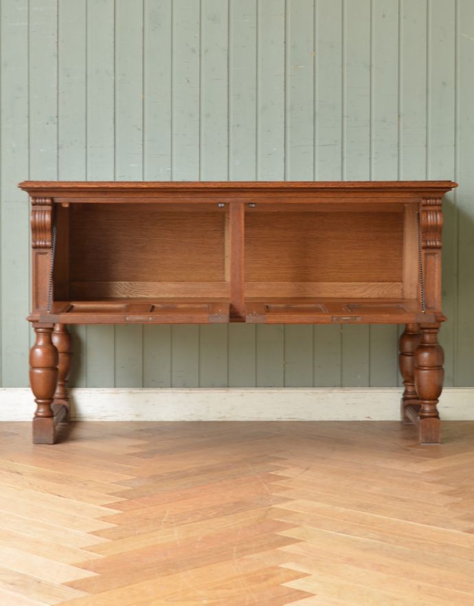 アンティークのキャビネット アンティーク家具 フランスの彫りの装飾が優雅なアンティーク家具、オーク材の木製コファ。扉の奥には見せたくないものを収納できます!本やクッション、ブランケットなど、リビングで散らかっているものの収納に大助かり!内側も美しい状態です。(j-1638-f)