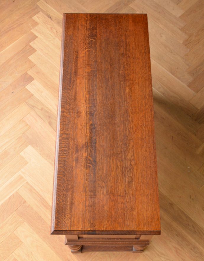 アンティークのキャビネット アンティーク家具 フランスの彫りの装飾が優雅なアンティーク家具、オーク材の木製コファ。天板もピカピカにお直ししました。(j-1638-f)