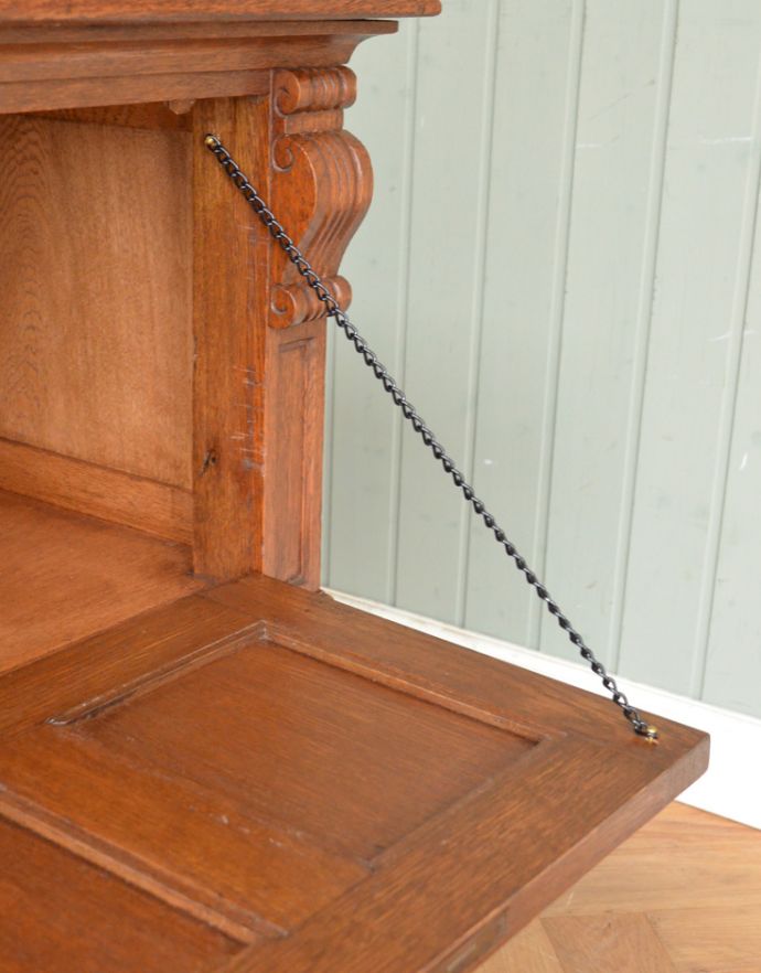 アンティークのキャビネット アンティーク家具 フランスの彫りの装飾が優雅なアンティーク家具、オーク材の木製コファ。チェーンでつないでいるので安心です。(j-1638-f)