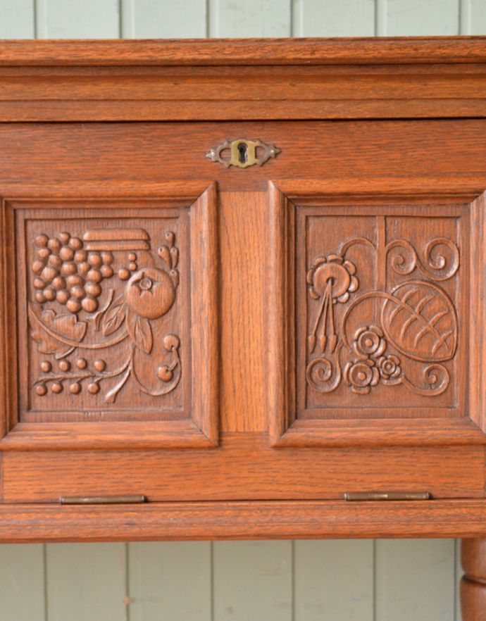 アンティークのキャビネット アンティーク家具 フランスの彫りの装飾が優雅なアンティーク家具、オーク材の木製コファ。凹凸のある装飾が遠くから見ても存在感のあるキャビネットを演出してくれます。(j-1638-f)