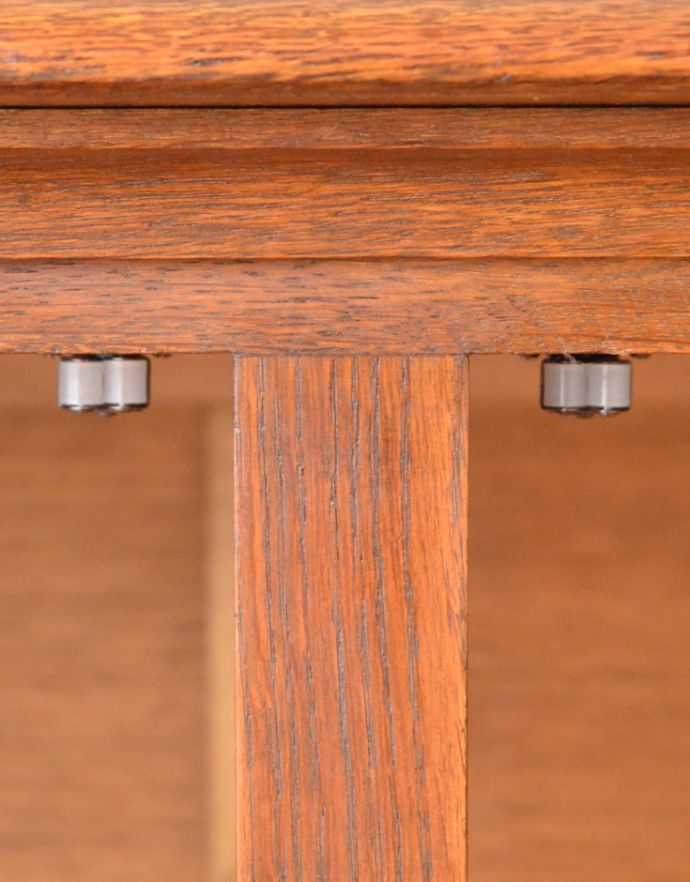 アンティークのキャビネット アンティーク家具 フランスの彫りの装飾が優雅なアンティーク家具、オーク材の木製コファ。扉にはローラーキャッチャーが付いているので、開け閉めがスムーズです。(j-1638-f)