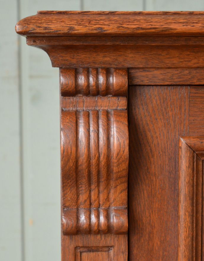 アンティークのキャビネット アンティーク家具 フランスの彫りの装飾が優雅なアンティーク家具、オーク材の木製コファ。風格と品があるので、リビングはもちろん、和室や書斎、客間にも最適。(j-1638-f)