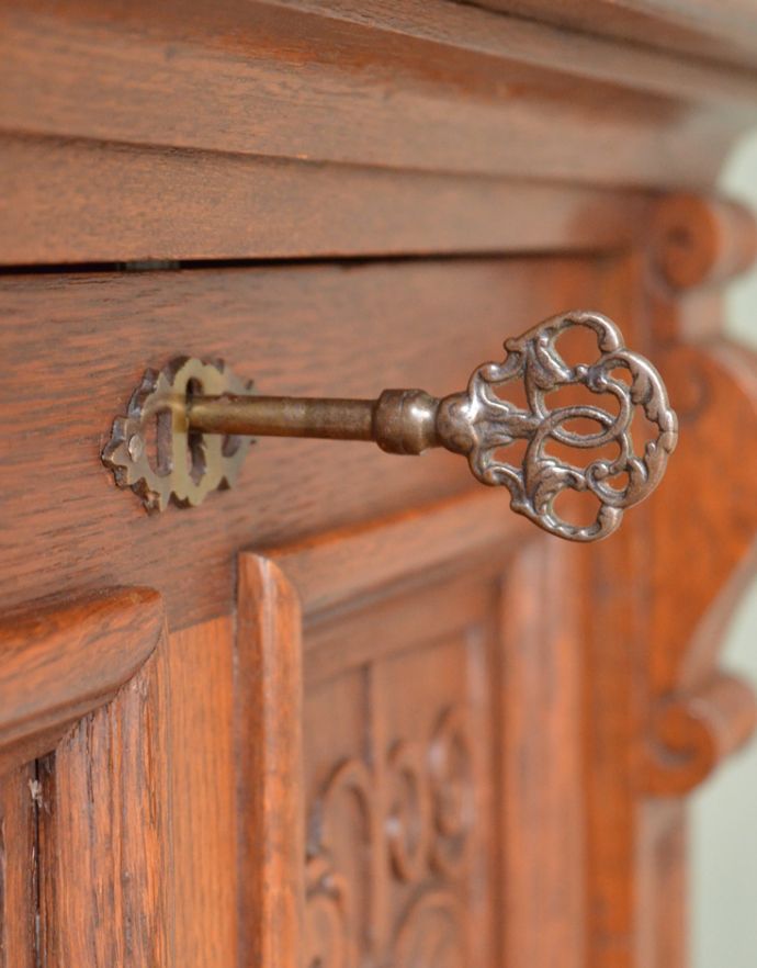アンティークのキャビネット アンティーク家具 フランスの彫りの装飾が優雅なアンティーク家具、オーク材の木製コファ。扉の取っ手は鍵です。(j-1638-f)