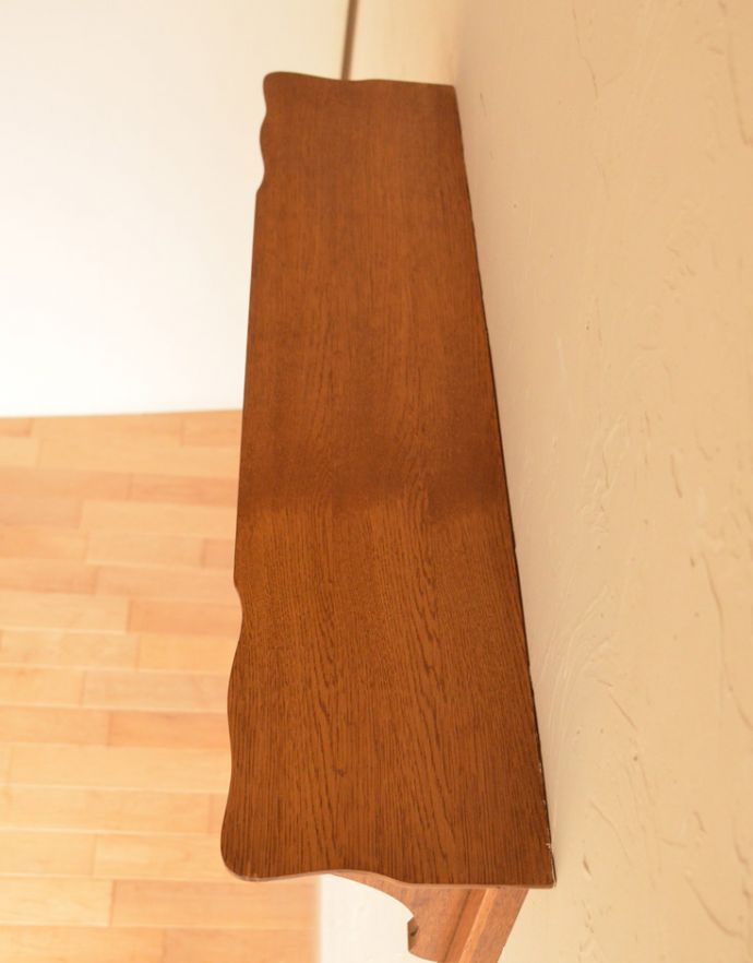 ウォールシェルフ・ウォールハンガー　アンティーク家具　フランスアンティークの壁付け家具、装飾が美しいウォールハンガー（壁付けシェルフ）。たっぷりとディスプレイができる天板です。(j-1640-f)