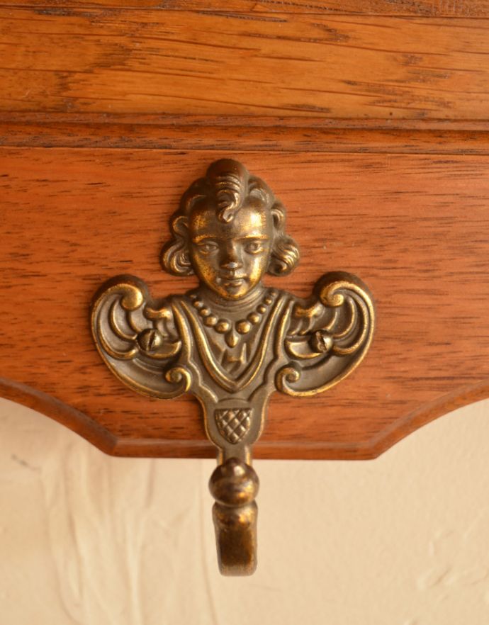 ウォールシェルフ・ウォールハンガー　アンティーク家具　フランスアンティークの壁付け家具、装飾が美しいウォールハンガー（壁付けシェルフ）。真鍮製のフックが付いています。(j-1640-f)