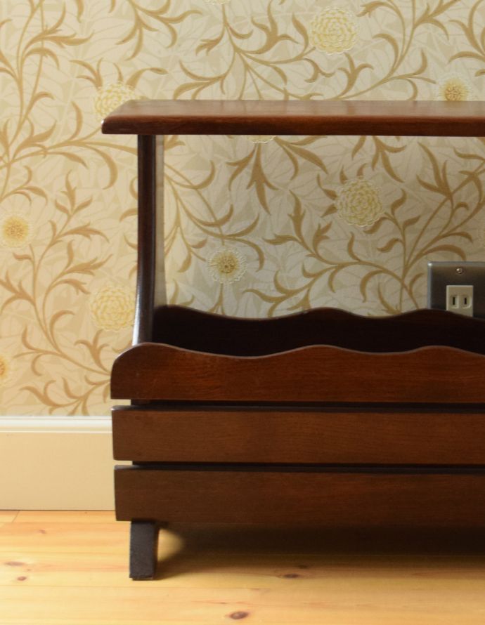 マガジンラック　アンティーク家具　テーブル付の便利なマガジンラック、イギリスのアンティーク家具。ベッドやソファの横など、どこにでもちょこんと置けるコンパクトサイズで便利です。(j-1641-f)