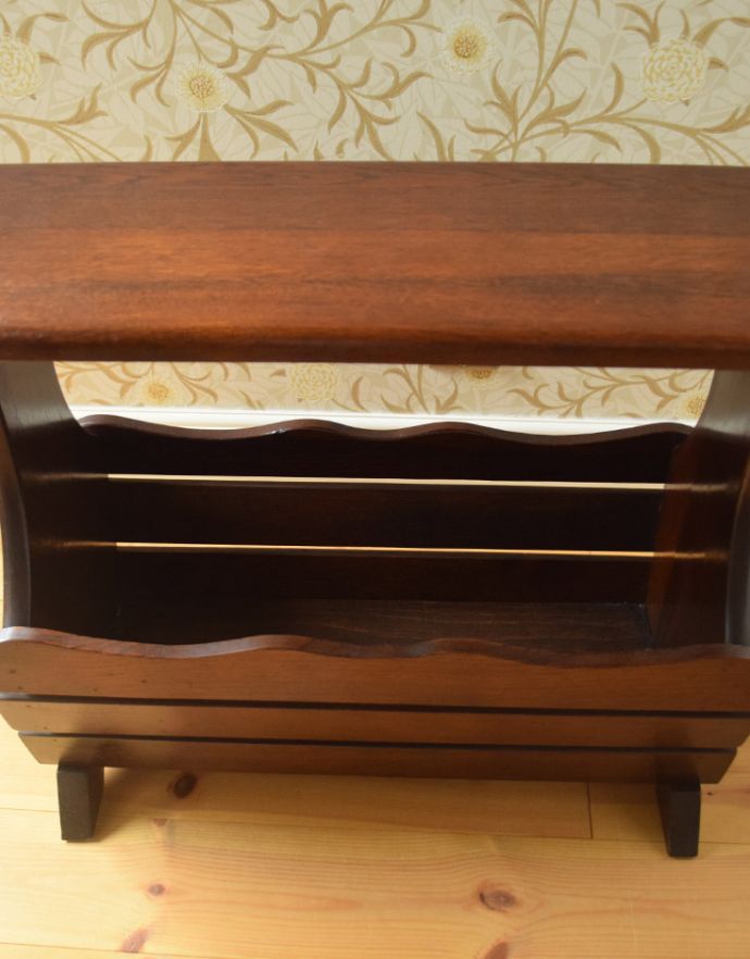 マガジンラック　アンティーク家具　テーブル付の便利なマガジンラック、イギリスのアンティーク家具。中までしっかりとお手入れしています。(j-1641-f)