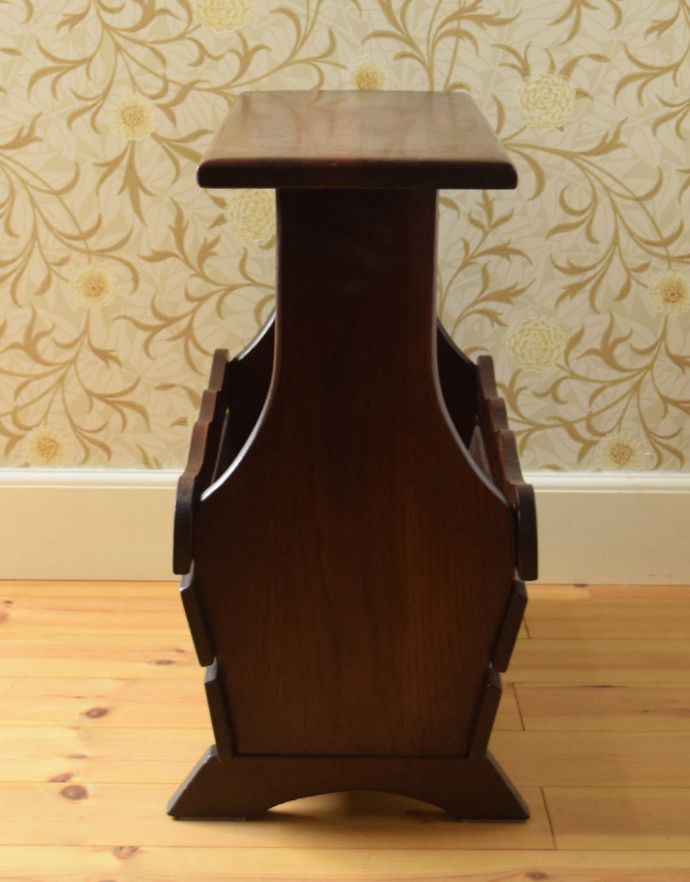 マガジンラック　アンティーク家具　テーブル付の便利なマガジンラック、イギリスのアンティーク家具。本や雑誌が取り出しやすいデザインになっています。(j-1641-f)