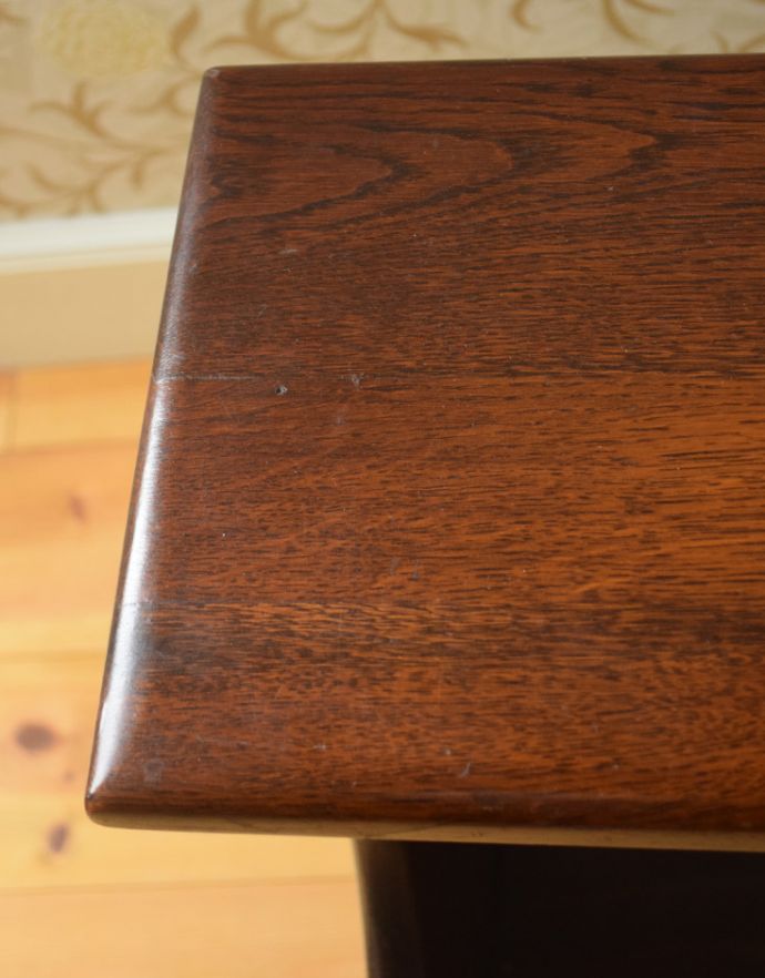 マガジンラック　アンティーク家具　テーブル付の便利なマガジンラック、イギリスのアンティーク家具。シンプルな天板です。(j-1641-f)