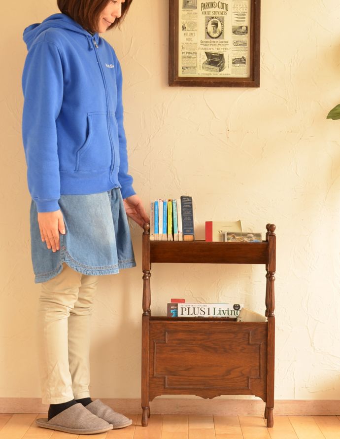 マガジンラック　アンティーク家具　英国のアンティーク収納家具、雑誌や新聞を収納できるマガジンラック。このマガジンラックなら、新聞さえ特別な気分で収納できますね。(j-1642-f)