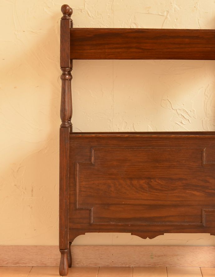 マガジンラック　アンティーク家具　英国のアンティーク収納家具、雑誌や新聞を収納できるマガジンラック。ベッドやソファの横など、どこにでも置けるアンティーク家具です。(j-1642-f)