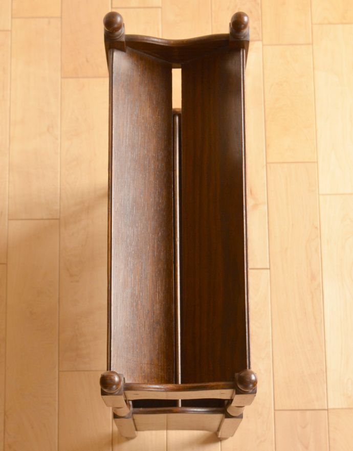 マガジンラック　アンティーク家具　英国のアンティーク収納家具、雑誌や新聞を収納できるマガジンラック。1.5cmの空間が開いています。(j-1642-f)