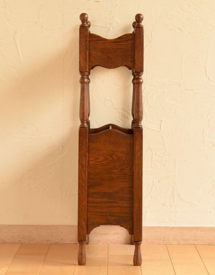マガジンラック　アンティーク家具　英国のアンティーク収納家具、雑誌や新聞を収納できるマガジンラック。横からみても可愛いポイントが入っていて、お洒落なデザインです。(j-1642-f)