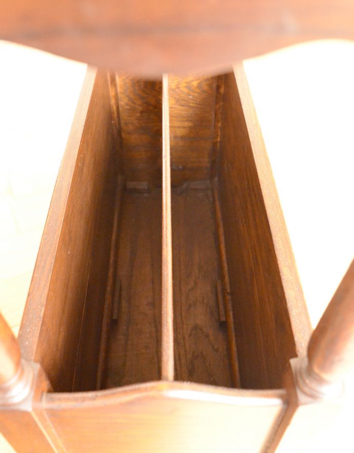 マガジンラック　アンティーク家具　英国のアンティーク収納家具、雑誌や新聞を収納できるマガジンラック。中までしっかりとお手入れしています。(j-1642-f)