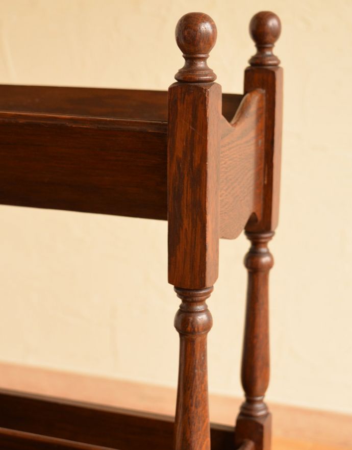 マガジンラック　アンティーク家具　英国のアンティーク収納家具、雑誌や新聞を収納できるマガジンラック。持ち運びも楽なので、使いたいところで使ってくださいね。(j-1642-f)