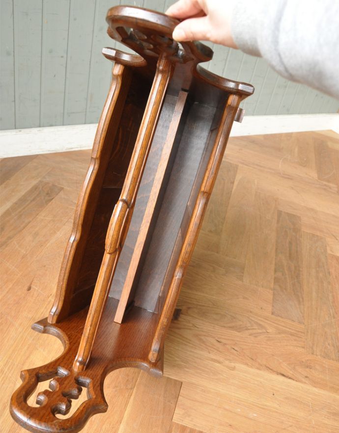 マガジンラック　アンティーク家具　木製のアンティークフランス家具、横から見ても可愛らしいフォルムのマガジンラック。中には仕切りが入っているので、右側に文庫本、左側に雑誌というように二つに分けて収納できます！。(j-1645-f)