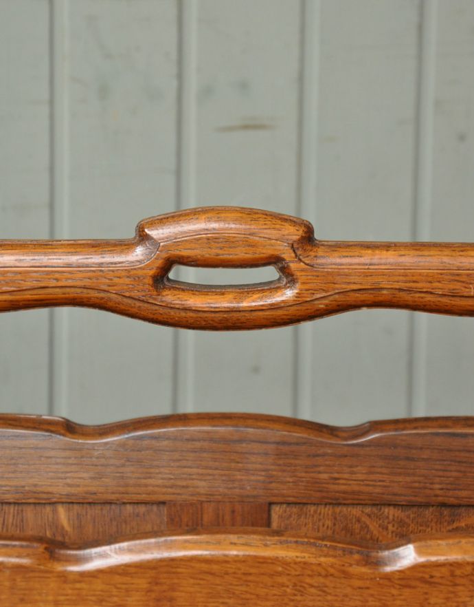 マガジンラック　アンティーク家具　木製のアンティークフランス家具、横から見ても可愛らしいフォルムのマガジンラック。持ち運びも楽なので、使いたいところで使って下さいね。(j-1645-f)