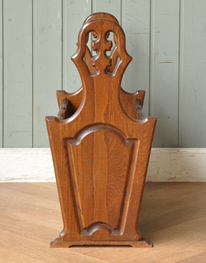 マガジンラック　アンティーク家具　木製のアンティークフランス家具、横から見ても可愛らしいフォルムのマガジンラック。凝ったデザインが施されています。(j-1645-f)