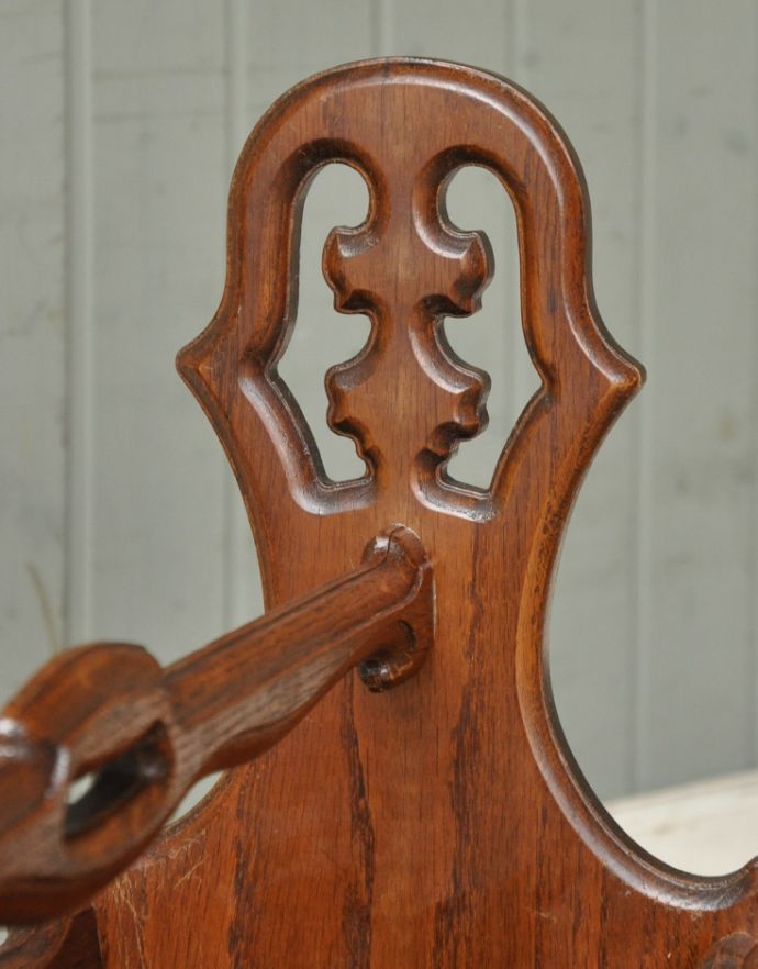 マガジンラック　アンティーク家具　木製のアンティークフランス家具、横から見ても可愛らしいフォルムのマガジンラック。アンティークは新品ではないので、経年変化によるキズはありますが、専門の職人によって目立たないようにキレイにお直しをしています。(j-1645-f)