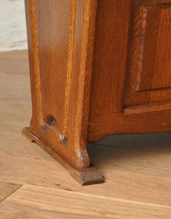 マガジンラック　アンティーク家具　木製のアンティークフランス家具、横から見ても可愛らしいフォルムのマガジンラック。メンテナンスしているので安心してお使いいただけます。(j-1645-f)