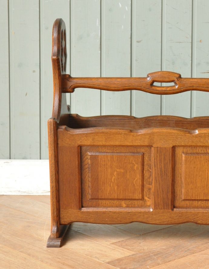 マガジンラック　アンティーク家具　木製のアンティークフランス家具、横から見ても可愛らしいフォルムのマガジンラック。このマガジンラックなら、新聞さえおしゃれに収納できますね。(j-1645-f)