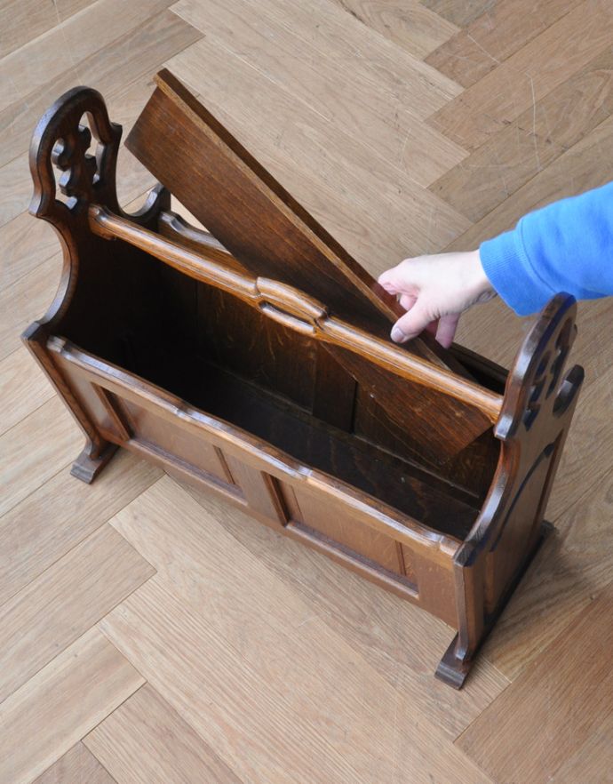 マガジンラック　アンティーク家具　木製のアンティークフランス家具、横から見ても可愛らしいフォルムのマガジンラック。仕切り板は可動です。(j-1645-f)