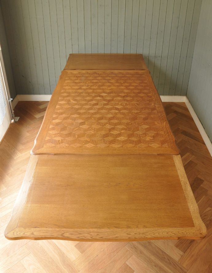 ロイドテーブル　アンティーク家具　アンティークダイニングテーブル（伸張式）。広げるとみんなで囲めてとっても楽しいですよ。(j-1647-f)