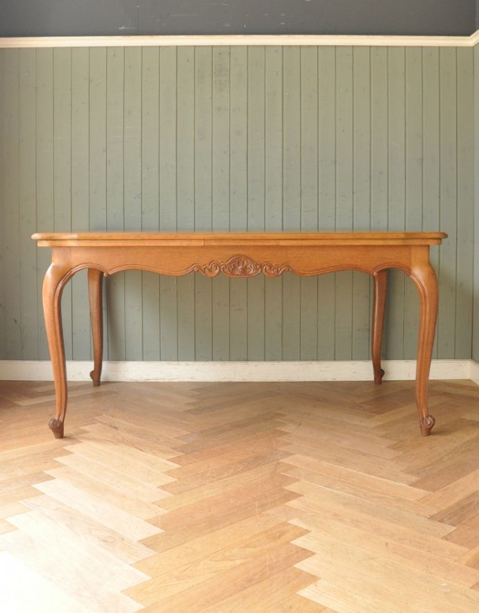 ロイドテーブル　アンティーク家具　アンティークダイニングテーブル（伸張式）。脚がスッキリしているので、圧迫感がありません。(j-1647-f)