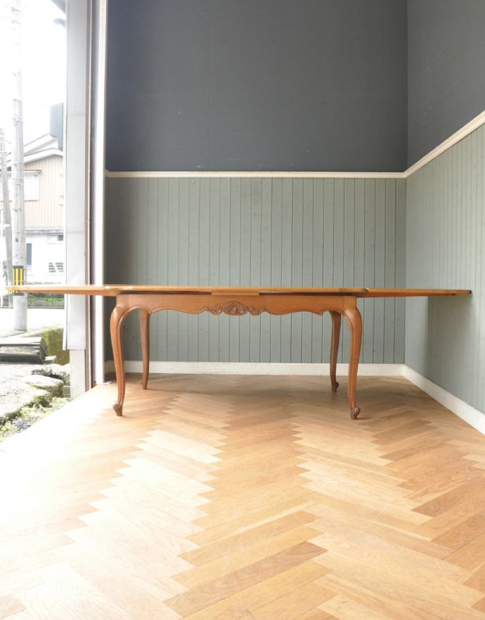 ロイドテーブル　アンティーク家具　アンティークダイニングテーブル（伸張式）。もちろん常に広げた状態でもお使いいただけます。(j-1647-f)